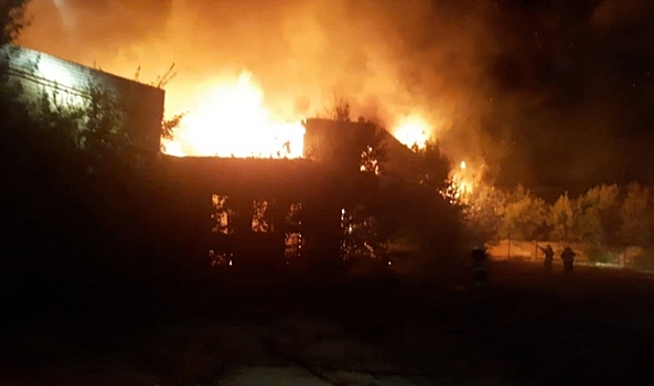 В Волгограде потушили крупный пожар в заброшенном здании