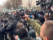 Украинские националисты штурмуют офис телеканала в Киеве