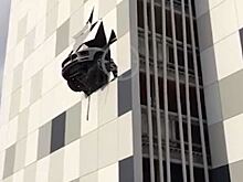 Porsche пробил стену паркинга в Москве и повис в воздухе