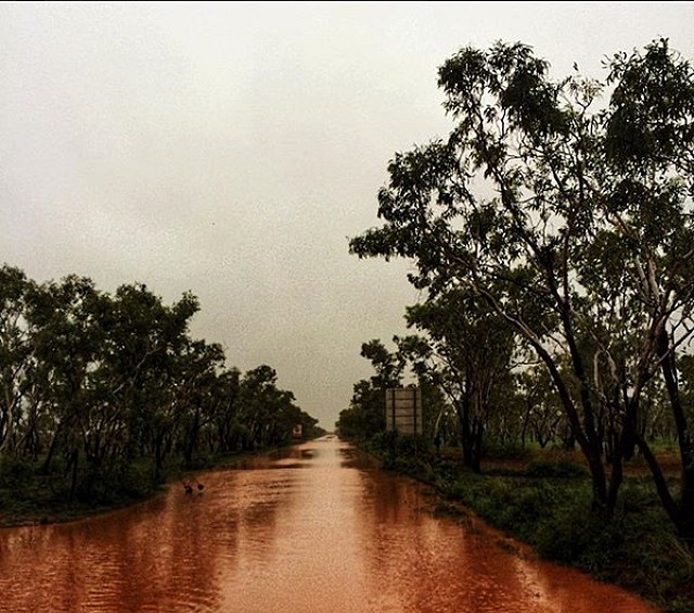 А некоторые жители Квинсленда не могли нормально проехать по местным дорогам. Их целиком затопило.  
