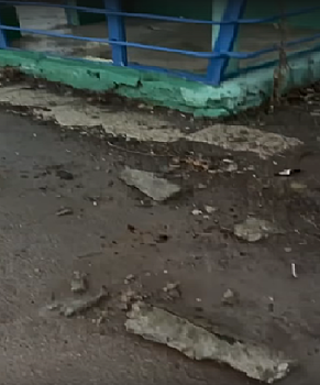 В Красном Сулине на остановке &laquo;Южный&raquo; сверху отвалился кусок бетона