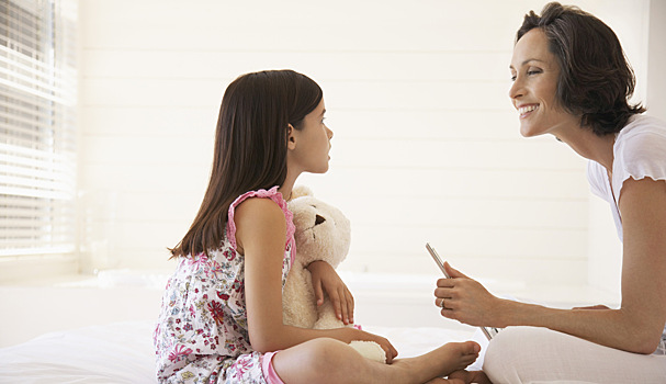 Первые месячные: о чем важно знать маме и как спокойно поговорить с дочерью