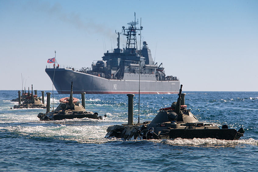 Ракетный гвардейский крейсер "Москва" и боевые машины морской пехоты БТР-80 во время военных учений "Кавказ 2012" в Черном море