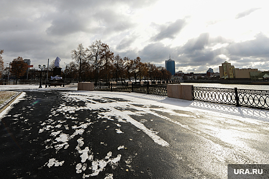 На набережной в Челябинске станцевал трехметровый розовый медведь