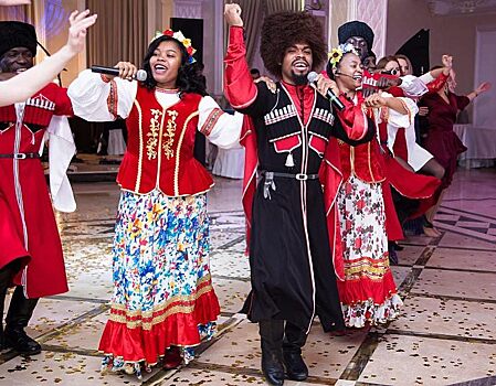 Темнокожие казаки споют на Пасхе в Екатеринбурге