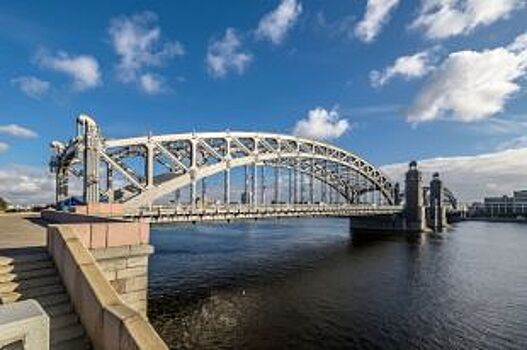 Реверсивное движение на Большеохтинском мосту запустят 15 декабря