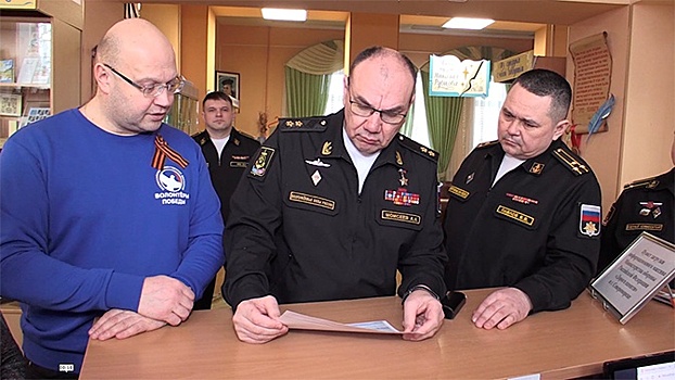 Командующий Северным флотом проверил работу пункта приема информации для проекта «Дорога памяти» в Североморске