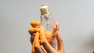 Лампы накаливания стали революционным прорывом, навсегда изменив жизни всех людей на планете. В эпоху энергоэффективности это устройство частично попало под запрет. Например, в России с 2011 года нельзя купить лампу накаливания мощнее 100 Вт.