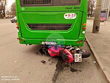 В Челябинске мотоциклист угодил под стоящий автобус