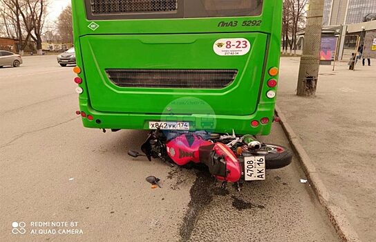 В Челябинске мотоциклист угодил под стоящий автобус