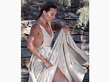 Марго Робби сняли в купальнике на море