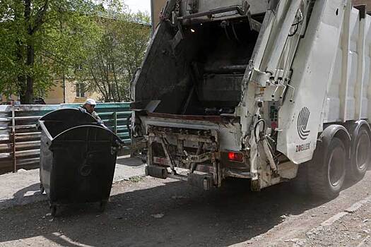 Два мусоровоза из-за опасных отходов загорелись в Новосибирской области