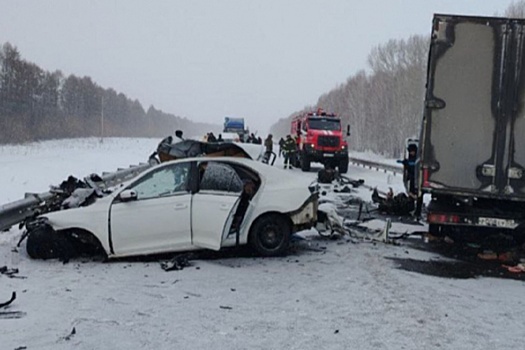 Трое молодых людей погибли в аварии в Кузбассе