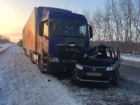 Иномарку на полном ходу развернуло и выкинуло под встречную фуру в Самаре