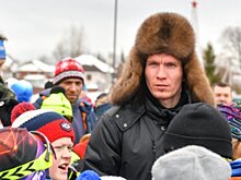 Чемпион по лыжным гонкам Большунов подарил космонавту Вагнеру две шапки