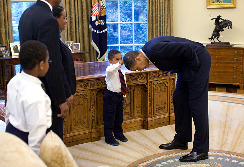 Сын одного из сотрудников Белого дома гладит Обаму по голове, 8 мая 2009 года