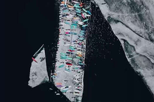 Более 130 сапсерферов катались на гигантской льдине по Байкалу