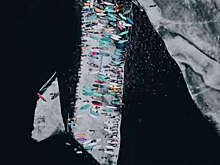 Более 130 сапсерферов катались на гигантской льдине по Байкалу