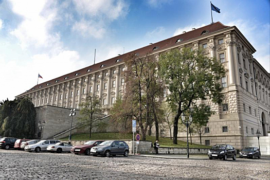 Чехия не видит причин для высылки из страны российского посла