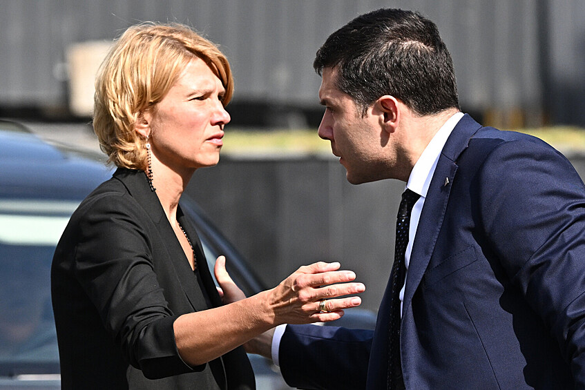 Министр сельского хозяйства РФ Оксана Лут и министр промышленности и торговли РФ Антон Алиханов на церемонии прощания с бывшим министром транспорта Романом Старовойтом в ЦКБ, Москва, 10 июля 2025 года