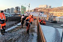 Во Владивостоке продолжают ликвидировать последствия снегопада