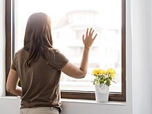 Дети чудом не пострадали, повиснув на карнизе четвертого этажа в Приморье