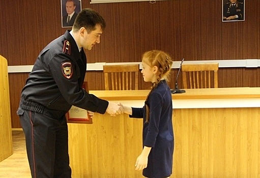 В УВД Северо-Западного округа наградили школьницу за помощь полицейским