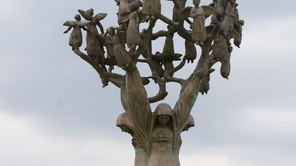 Путин встал на колени перед монументом Древо скорби в Беслане