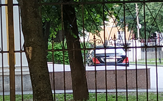 У рязанского епархиального управления засняли припаркованный «люксовый» автомобиль