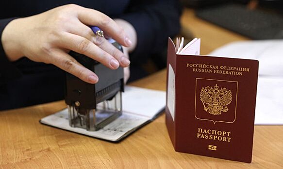 Приставы смогут изымать загранпаспорта у должников