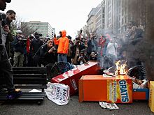 В Вашингтоне протестующие разбили автомобиль Ларри Кинга