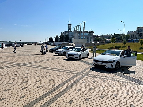 Полиция оштрафует водителей четырех машин такси, припарковавшихся на Нижневолжской набережной