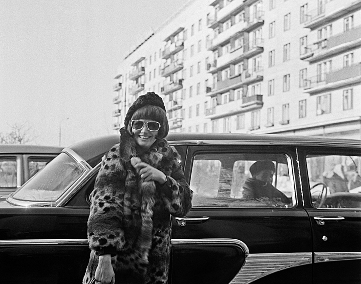  Итальянская актриса Клаудия Кардинале у гостиницы "Советская" во время гастролей в Советском Союзе, 1968 год