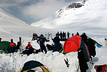 Мурманские спасатели установили Знамя Победы на самой высокой горе в Хибинах