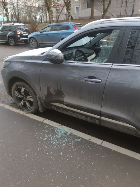 В Москве неизвестные разгромили 10 автомобилей на парковке