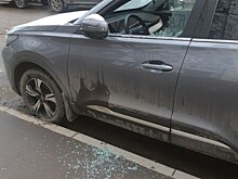 «Ночной погром»: в Москве разбили стекла у 10 машин на парковке