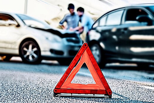 На трассе под Владивостоком легковую машину зажало между грузовиками