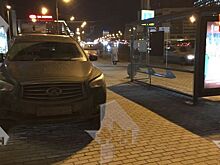 Автохам спустя месяц снова припарковал Infiniti на тротуаре в центре Москвы