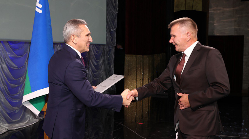 Глава Тюменской области наградил нефтяников за вклад в развитие ТЭК