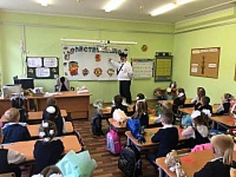 Сотрудники Госавтоинспекции Зеленограда поздравили школьников с Днем знаний