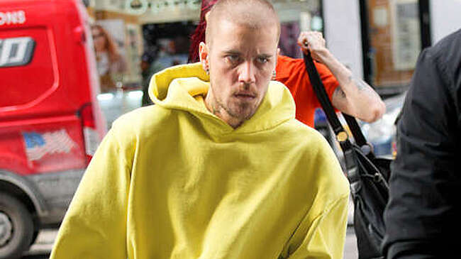 TMZ: певец Джастин Бибер справил нужду прямо на гольф‑поле после распития пива