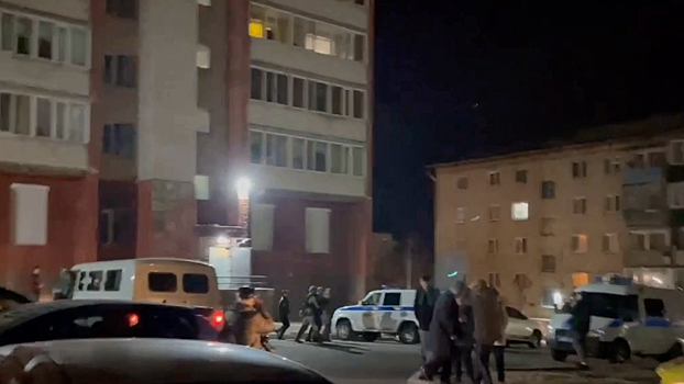 Вооруженный мужчина удерживает ребенка в квартире в Чите