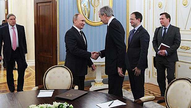 Путин наградил Бернара Арно медалью Пушкина