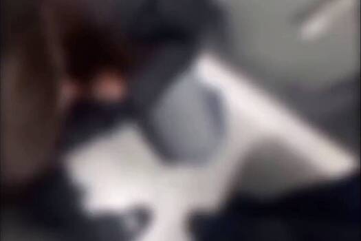 Российские подростки поставили школьницу на колени в туалете и избили перед камерой