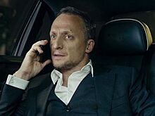 Актер из сериала «Содержанки» примерил прозрачное бра и платье с каблуками для съемки в журнале