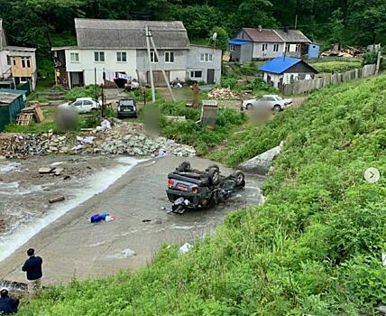 Колесами в небо: во Владивостоке КамАЗ «поучаствовал» в массовом ДТП