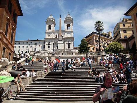 Туристам запретили сидеть на ступеньках в Риме