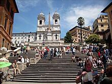 Туристам запретили сидеть на ступеньках в Риме