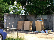 В Энергетике установили мусорные контейнеры из фанеры