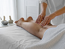 «Стоит вопрос о пересадке кожи»: россиянка осталась с дырой в бедре после сеанса массажа